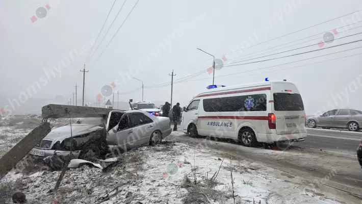 Զովունի-Եղվարդ ավտոճանապարհին «Mercedes»-ը բախվել է բետոն էլեկտրասյանը․ վիրավոր կա