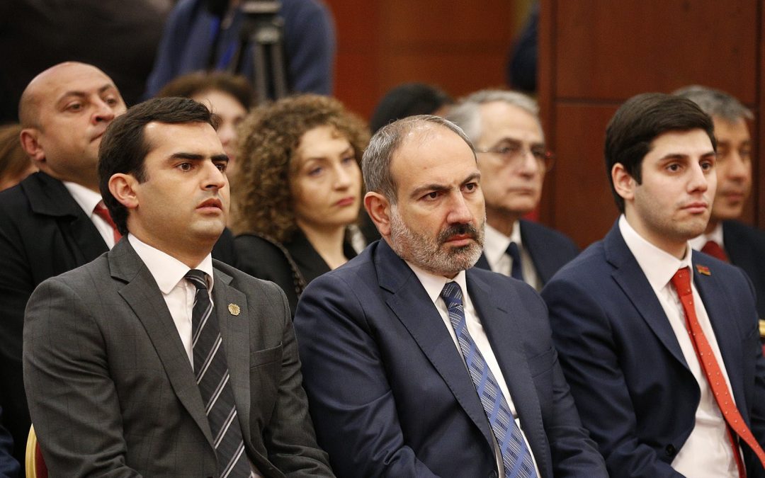 Փաշինյանը փորձում է սիրաշահել Հակոբ Արշակյանին. «Հրապարակ»