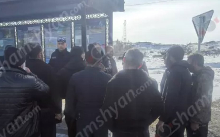Լարված իրավիճակ Գեղարքունիքի մարզում. գյուղացիները, ի նշան բողոքի էկոպարեկների դեմ, փակել են գլխավոր ճանապարհը