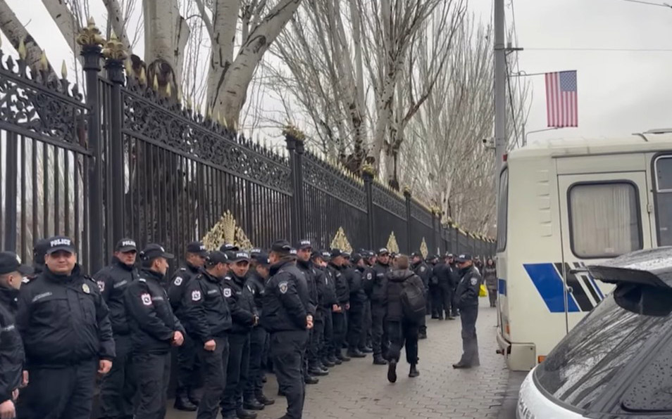 ԱԺ-ի մոտ մեծ թվով ոստիկաններ են բերվել. անհետ կորած զինծառայողների հարազատները պահանջում են հանրայնացնել 44-օրյայի զեկույցը
