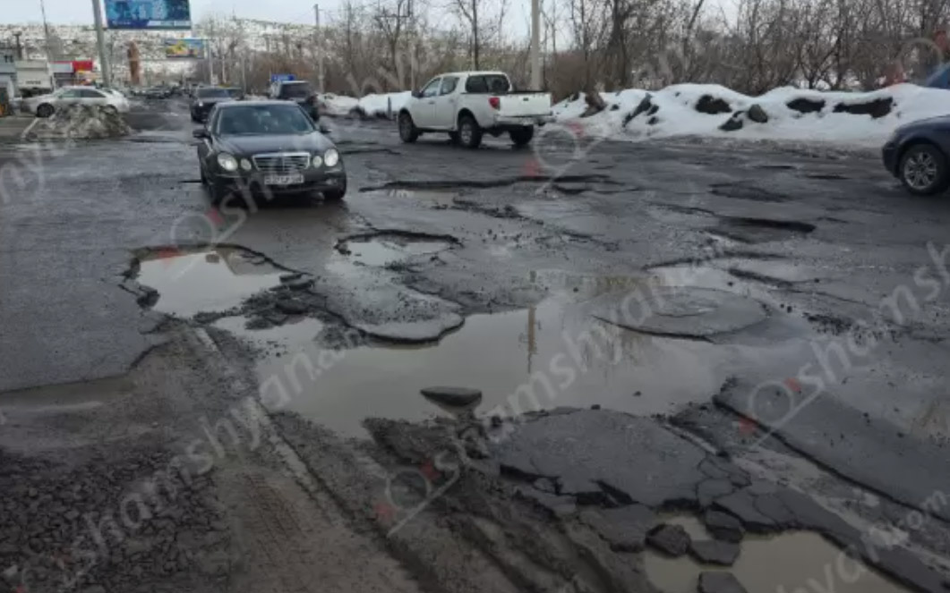 Բալահովիտ գյուղը Երևանին կապող ճանապարհը․ «մարդաբոյ» փոսերի պատճառով ավտովթարներ են տեղի ունենում