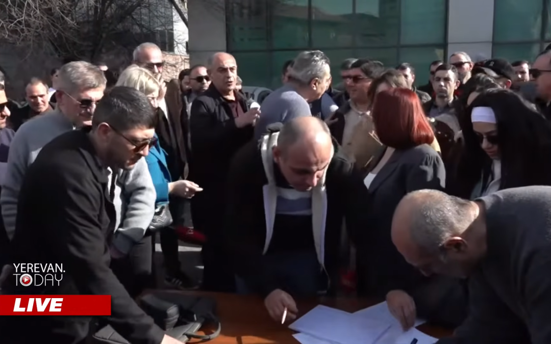 ԱՅՍ ՊԱՀԻՆ | ՈւՂԻՂ | Տաքսիստների ակցիան՝ կառավարության շենքի դիմաց
