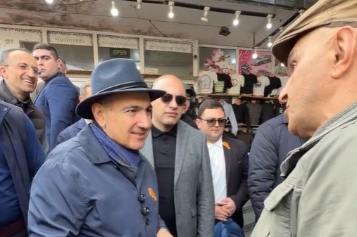 Փաշինյանի «ախրաննիկները» մեքենաներով տատիկների են բերել, որ գովեստի խոսք ասեն․ «Հրապարակ»