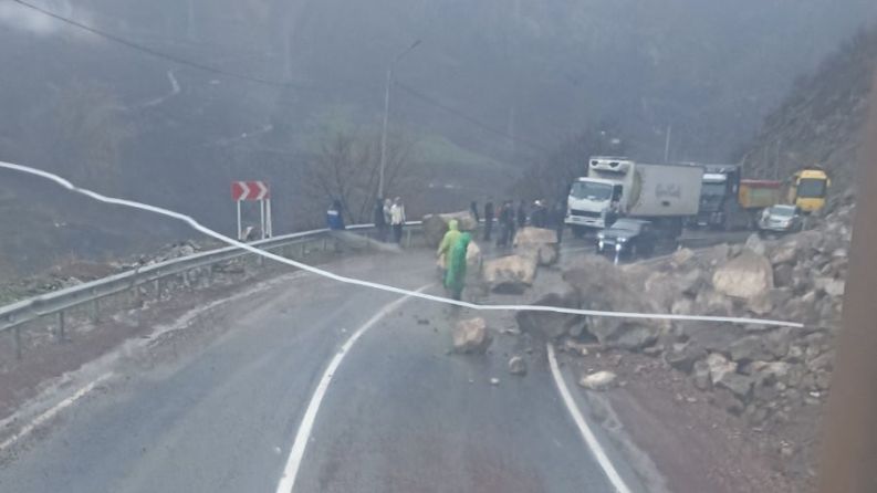 Անձրևների պատճառով Տաթևի ավտոճանապարհներին քարաթափումներ են եղել