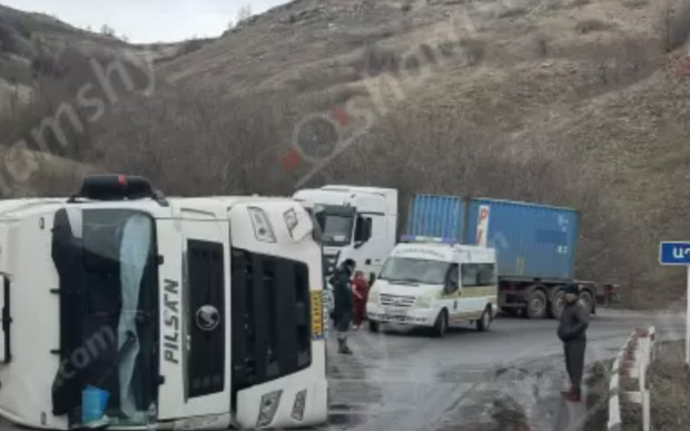 Խոշոր ավտովթար՝ Սյունիքի մարզում․ իրանցի վարորդը բեռնատարով կողաշրջվել է և մասամբ փակել ճանապարհը