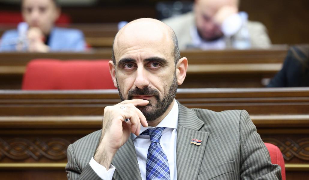 Նարեկ Զեյնալյանը որոշել է երեքին միասին «փուռը տալ». «Հրապարակ»