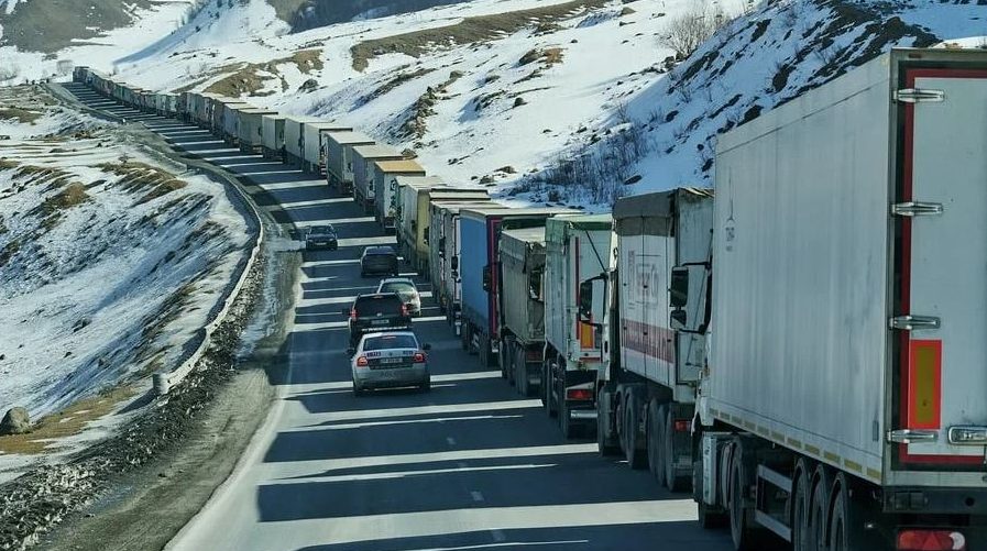 Վերին Լարսի ճանապարհը երկու ուղղություններով էլ փակվել է ծանր բեռնատարների համար