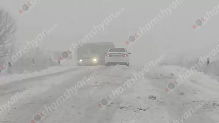 Սյունիքի մարզի Տանձավետ-Աղվանի ճանապարհին առատ ձյան հետևանքով վարորդները չեն կարողանում շարժվել