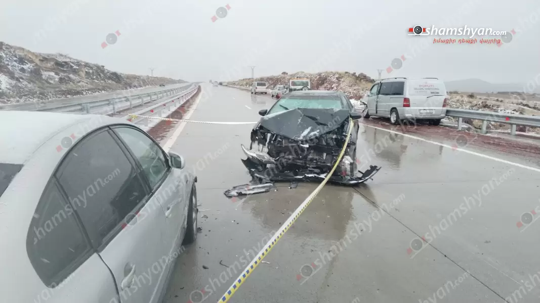 Երևան-Գյումրի ճանապարհին բախվել են «Toyota Camry»-ն, «Volkswagen»-ը և «Mercedes Vito»-ն․ կա 5 վիրավոր
