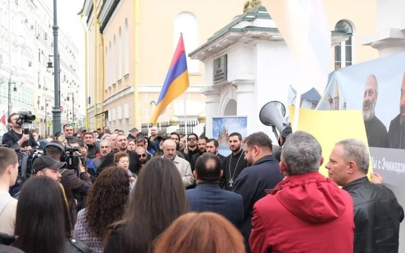 В Москве армяне провели митинг в поддержку ААЦ и Католикоса