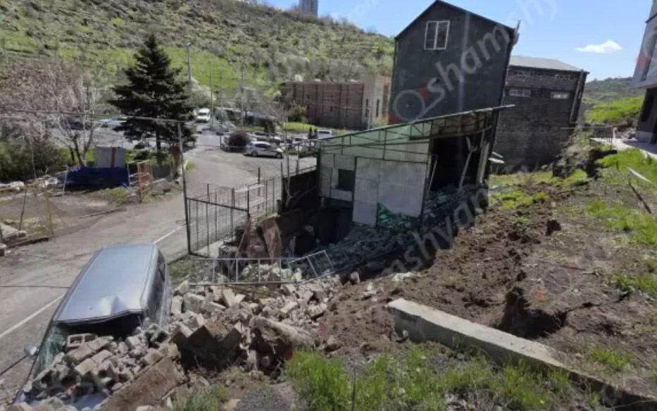 Արտակարգ դեպք՝ Երևանում. Մյասնիկյան պողոտայում ճանապարհին կառուցված հենապատը փլուզվել է. ավտոմեքենաներ են վնասվել