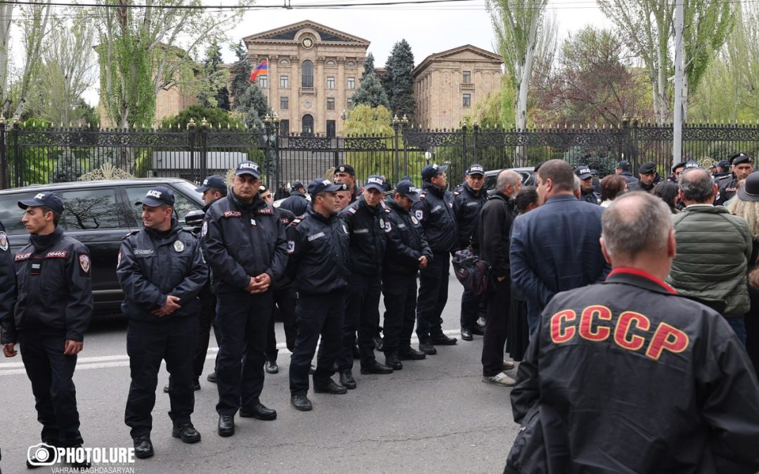 Անհետ կորածների հարազատները, ի նշան բողոքի, փակել են Երևանի Բաղրամյան պողոտան