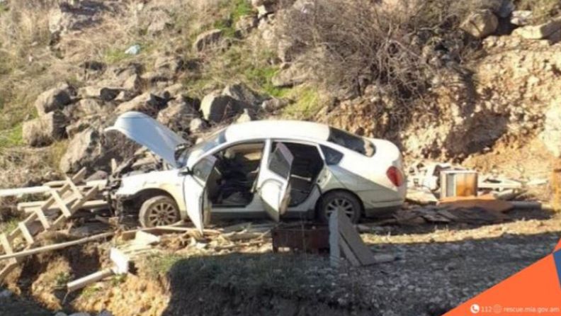 Արտաշատ-Սևան ճանապարհին մեքենան դուրս է եկել երթևեկելի գոտուց և հայտնվել ձորակում․ վարորդը հոսպիտալացվել է