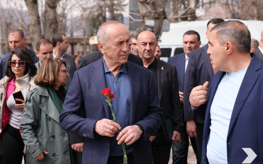 «Հայաստան» դաշինքի անդամները Վանաձորում ծաղիկներ են խոնարհել հերոսների հիշատակին