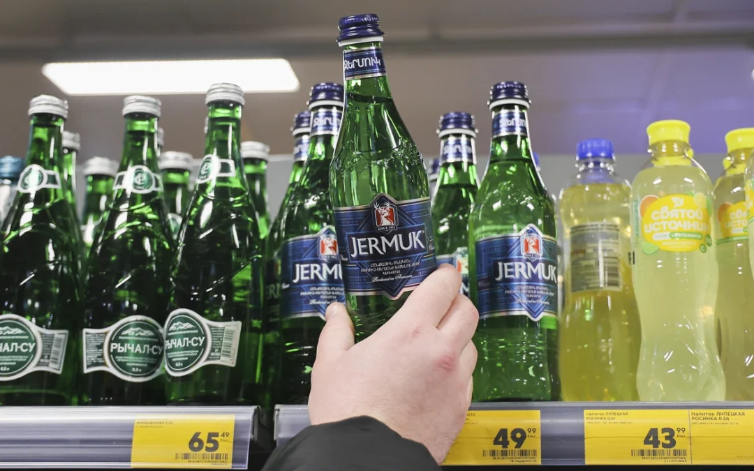 В России заблокировали продажу еще более 1 млн бутылок воды из Армении