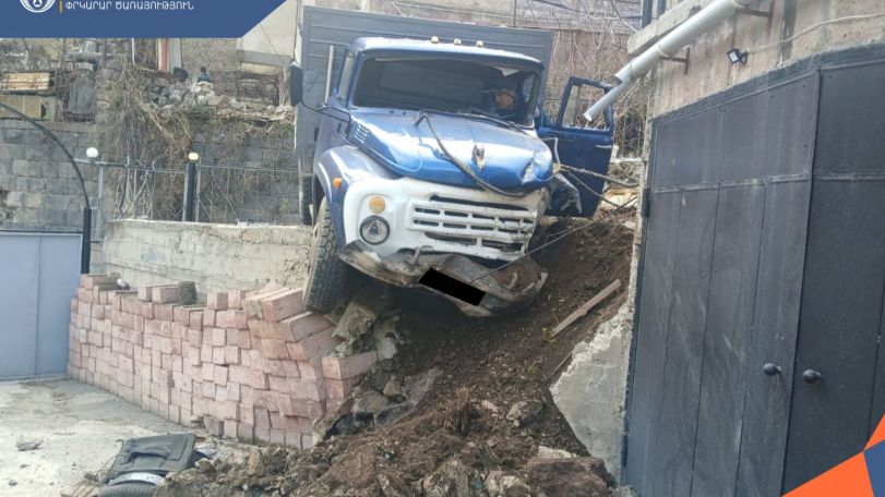 «ZIL»-ը հարվածել է բնակարաններից մեկի պատշգաբի երկաթբետոնե հենասյուներին և հայտնվել հարևան տան բակում