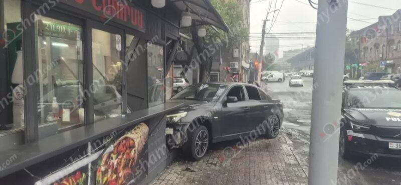 Երևանում 22-ամյա վարորդը, ոչ սթափ վիճակում «BMW»-ով հայտնվել է մայթին, բախվել ցուցանակին և դռանը