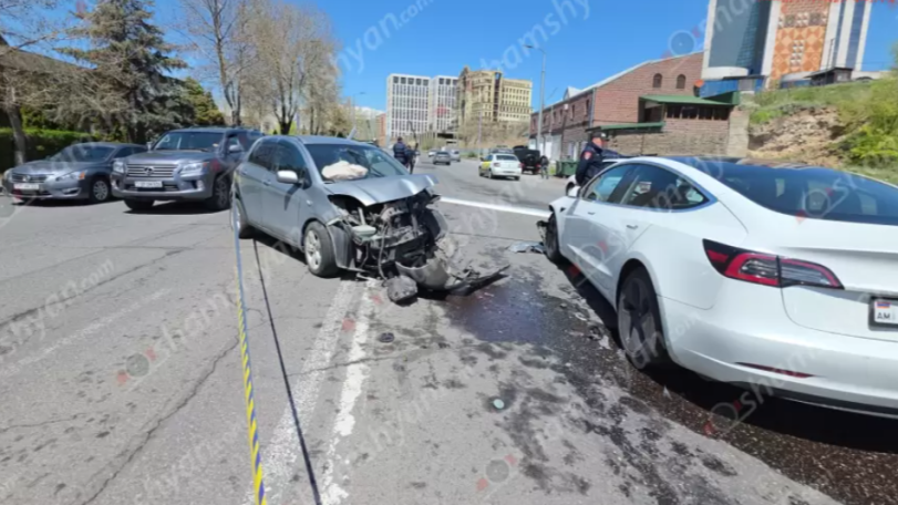 «Հարսնաքար» ռեստորանի մոտ 3 մեքենա է բախվել. զոհ կա