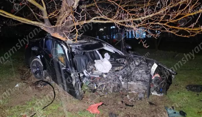Ընկերը մերժել է․ Երևանում 15-ամյա աղջիկը «BMW»-ով բախվել է ծառին և տեղափոխվել հիվանդանոց