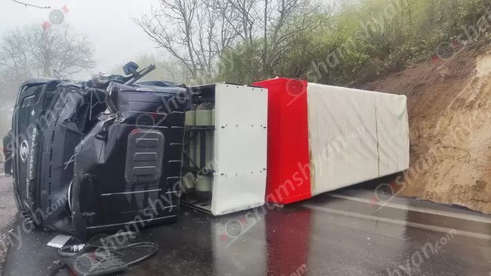 Տավուշում «Shacman» բեռնատարը բախվել է հողաթմբին և փակել ճանապարհը․ կա վիրավոր