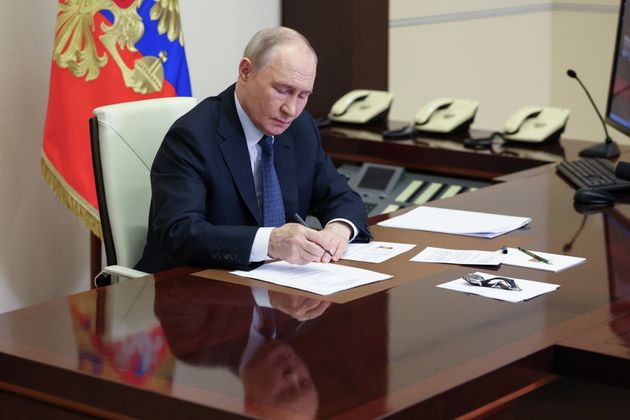 Путин подписал закон о наказании за отрицание геноцида советского народа