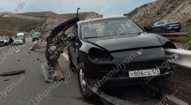 «Չայնիի» ոլորաններում «Porsche Cayenne»-ը մխրճվել է երկաթե արգելապատնեշի մեջ․ կա զnհ