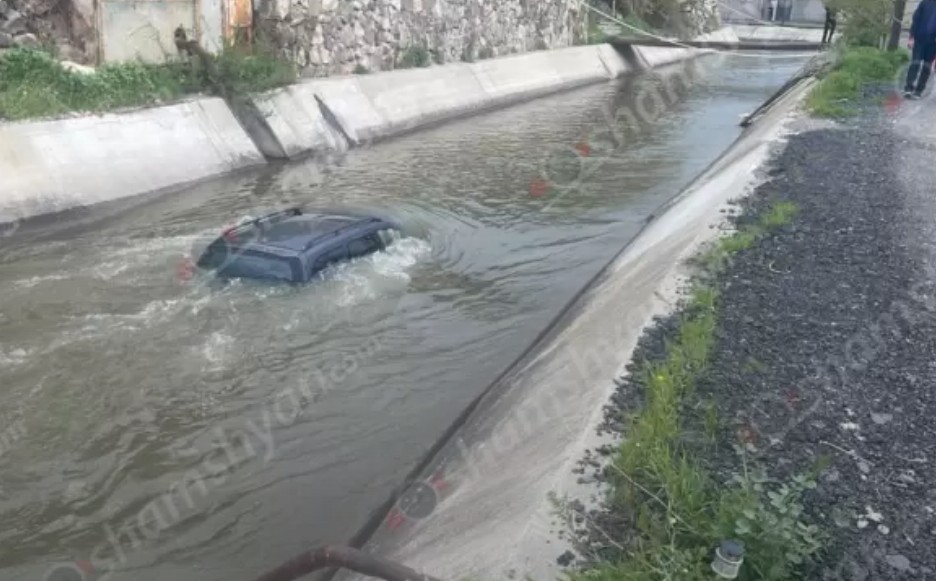 Արտակարգ դեպք Երևանում․ «Opel»-ը Հաղթանակ թաղամասում հայտնվել է ջրանցքում