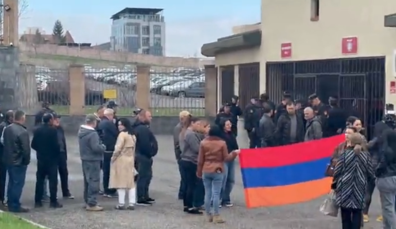 Զինվորների մեջ թշնամություն է մտնում անհավասարության պատճառով․ բողոքի ակցիա՝ ՊՆ-ի դիմաց