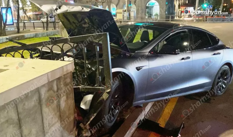 «Tesla»-ն դուրս է եկել երթևեկելի գոտուց, կոտրել երկաթե պաշտպանիչ ցանկապատը․ վարորդը եղել է ոչ սթափ