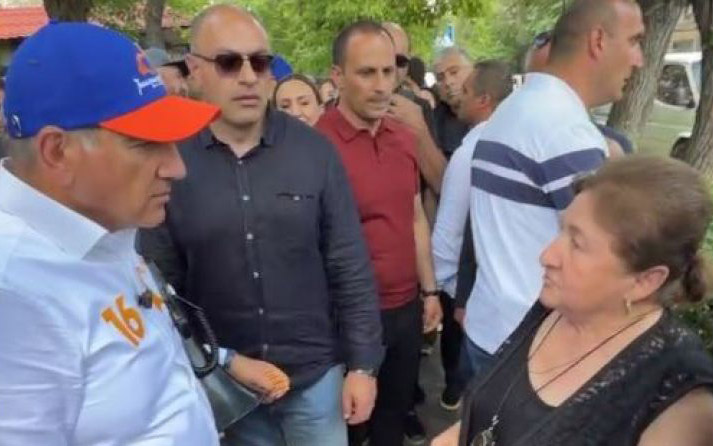 Արցախը հանձնել եք, է՞լ որ շրջանն եք հանձնելու, որ չգնամ  էնտեղ ապրեմ. Քաղաքացին՝ Փաշինյանին