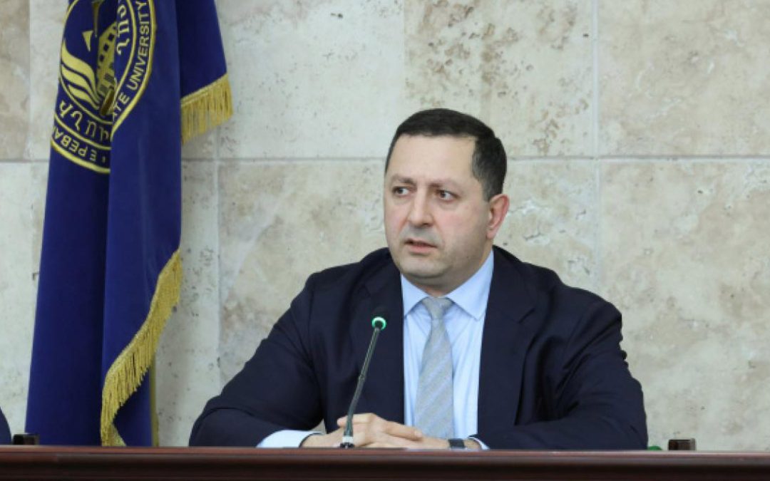 ԵՊՀ ռեկտորը գլխի՞ է ընկել․ «Հրապարակ»