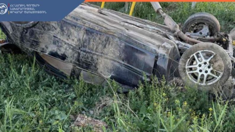 Երևան-Երասխ ճանապարհին մեքենան գլխիվայր հայտնվել է դաշտամիջյան հատվածում. վարորդն արգելափակվել է