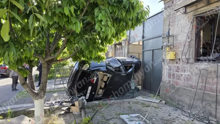 BMW-ն Դավթաշենում կոտրել է սյունն ու ծառը, բախվել տան պատուհանին և կողաշրջված ընկել դարպասի մոտ