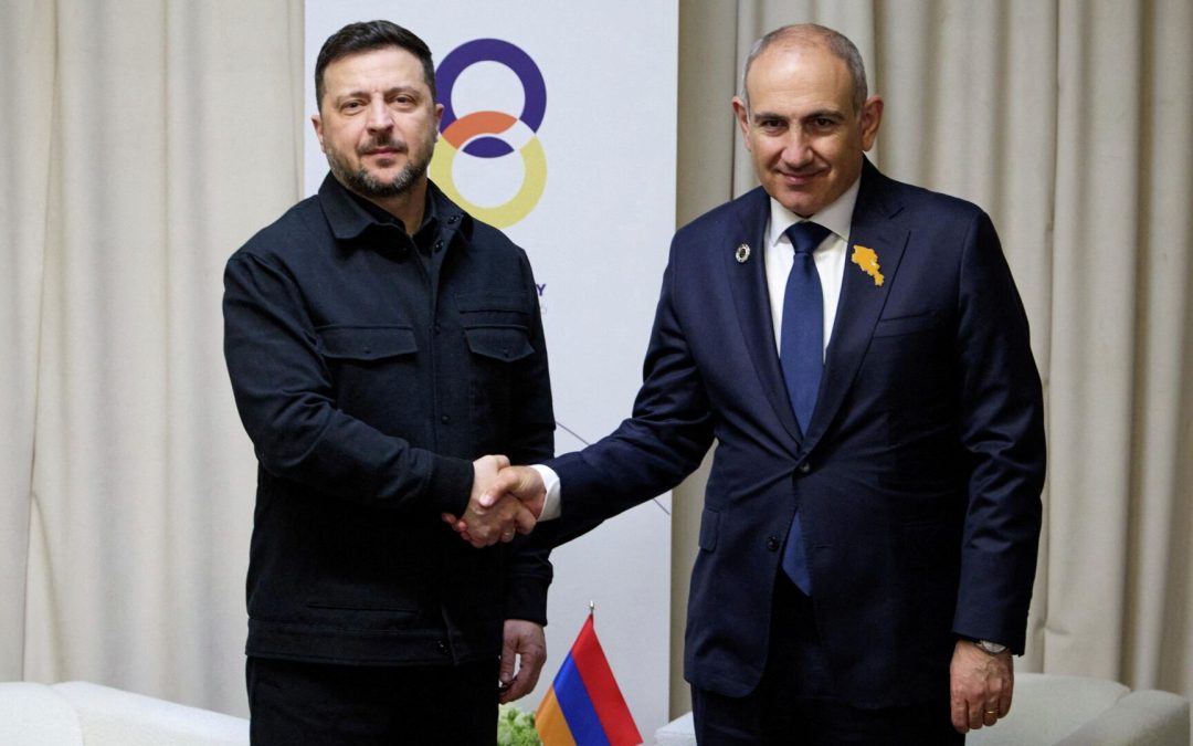 Пашинян толкает Армению на курс Украины, заявил Медведев