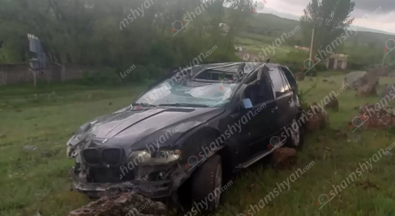 32-ամյա վարորդը «BMW X5»-ով բախվել է երկաթե արգելապատնեշներին, կոտրել դրանք և հայտնվել դաշտում․ կա վիրավոր