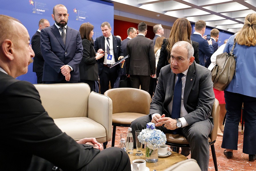 Նույնական խոսույթների «անատոմիան». իշխանությունն ընդդեմ Հայաստանի Հանրապետության հիմքերի. «Փաստ»