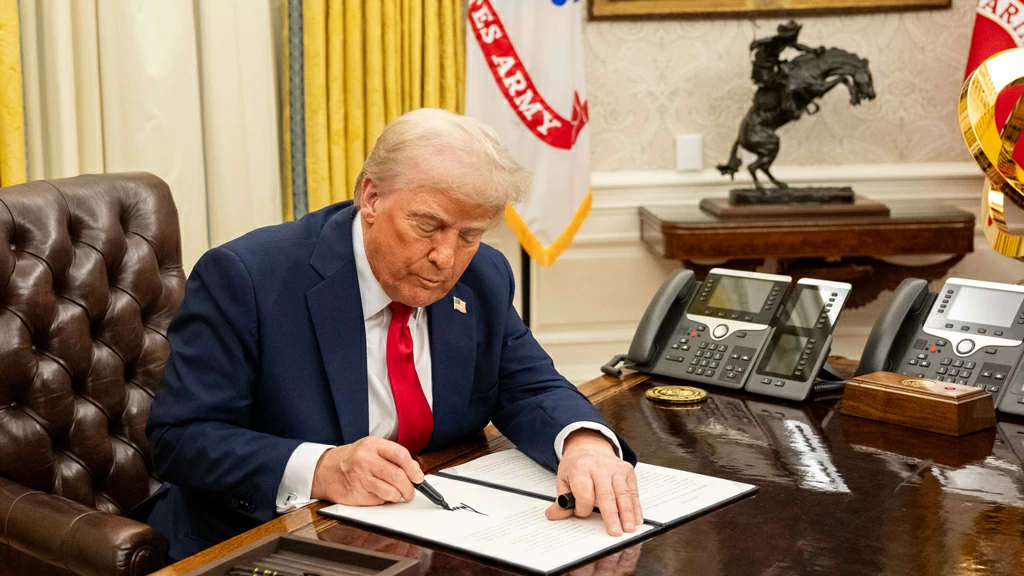 Трамп заявил о повышении пошлин на машины и грузовики из ЕС до 25%