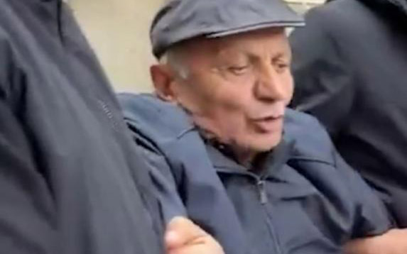 Փաշինյանը ոստիկաններին հրահանգեց հավաքի վայրից հեռացնել զոհվածի պապիկին