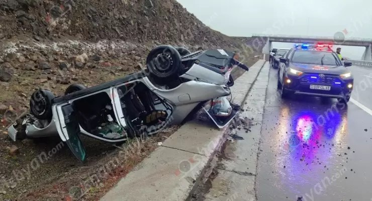 Երևան-Գյումրի ճանապարհին «Mercedes»-ը բախվել է քարերին և հայտնվել ջրատարում․ կա վիրավոր