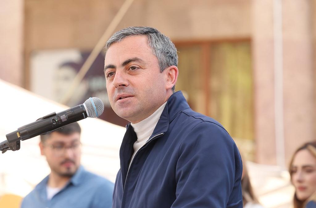 Անահիտ Ավանեսյանը հրճվելու փոխարեն պետք է զբաղվի իր հետ պտտվող մnլագարի հոգեկան առողջությամբ․ Իշխան Սաղաթելյան