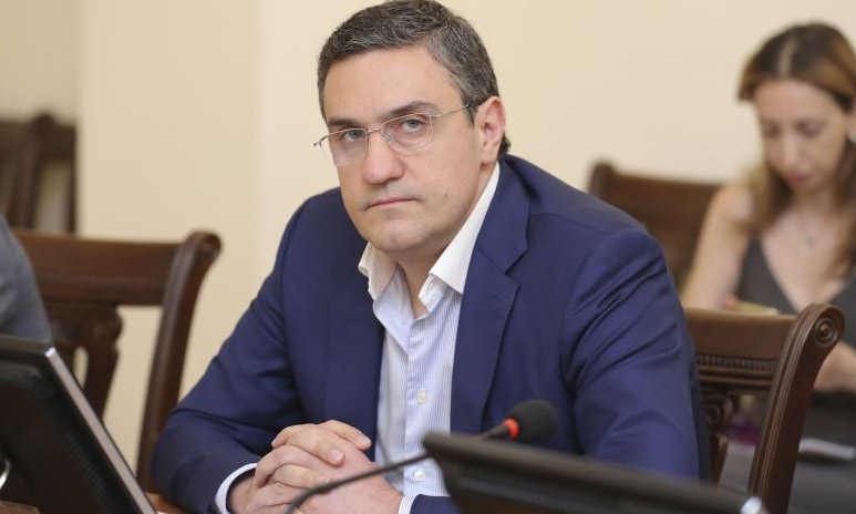 Մանդատները վերցնելու կամ դրանցից հրաժարվելու հարցը քննարկելը ժամանակավրեպ է. Արթուր Ղազինյան