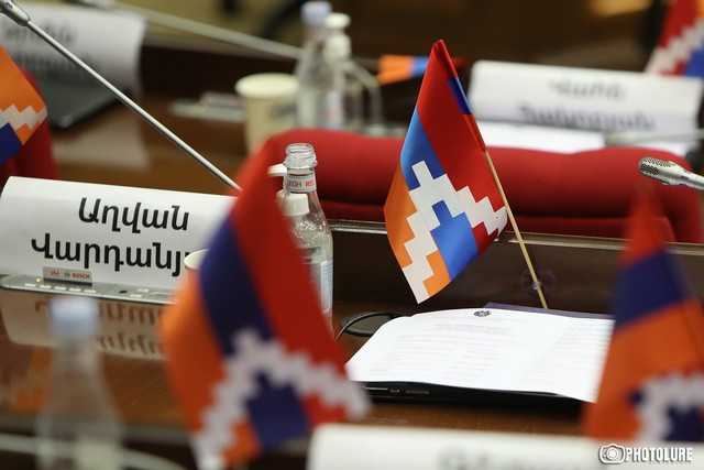Հիմա էլ ԱԺ-ում ընդդիմության դրած Արցախի մի քանի փոքր դրոշներն եմ մեղավոր․․․ Ռոբերտ Մարգարյան