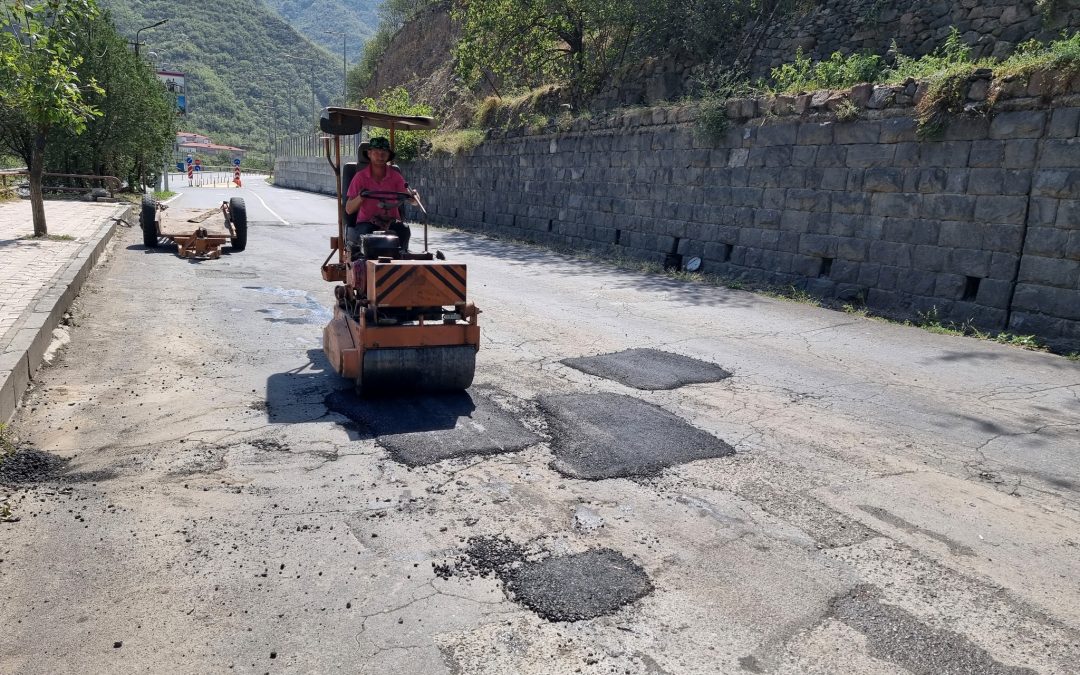 Կրկնակի վերանորոգված ճանապարհին ասֆալտի կարկատաններ կան. լրագրող