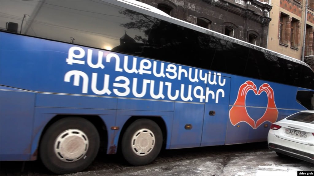 Հարկադարաբար բերված մարդիկ ՔՊ հանրահավաքից մասայական հեռանում են