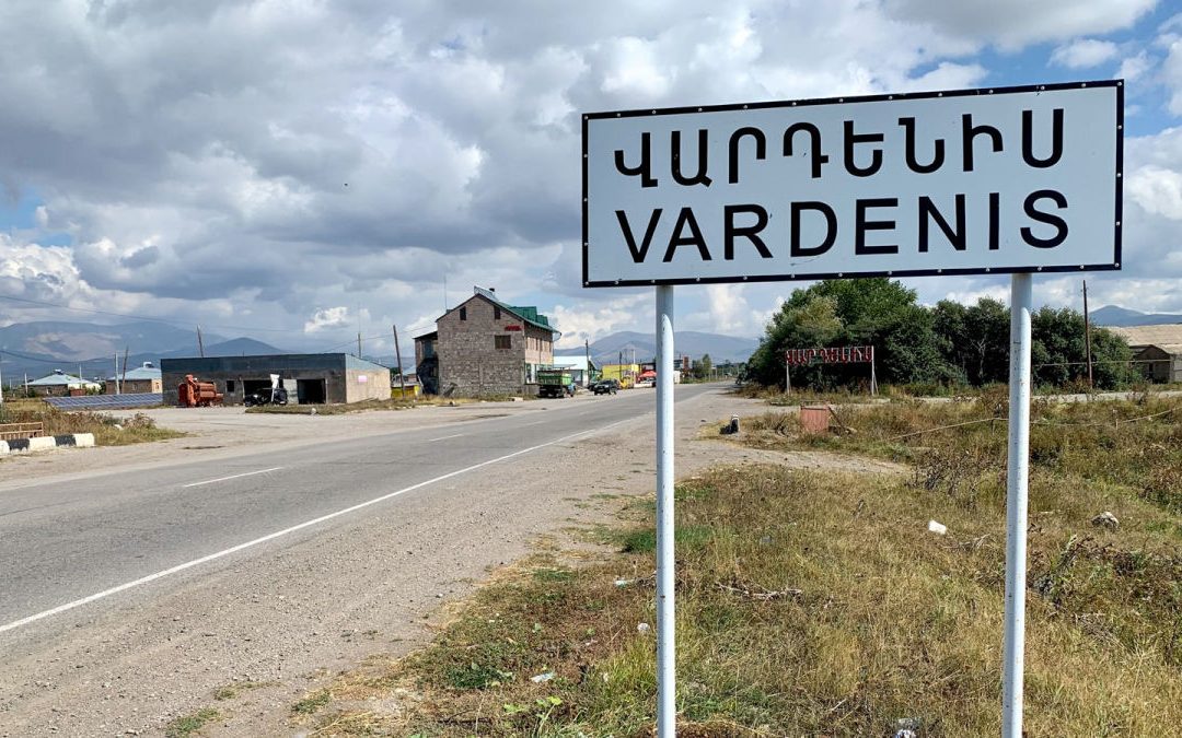 Վարդենիսում ՔՊ-ի վստահված անձինք ուղղորդում են քաղաքացիներին. ահազանգ