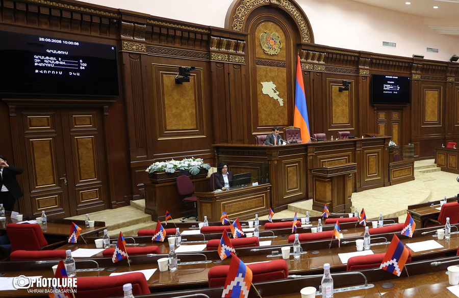 Վերցնե՞լ, թե՞ չվերցնել մանդատները. «Հրապարակ»