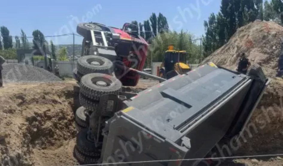 Ձորաղբյուրում բեռնատարը հողային աշխատանքներ կատարելիս կողաշրջվել է. կան վիրավորներ