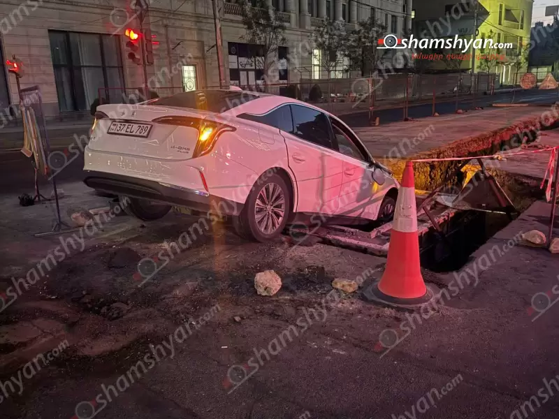 «Hongqi»-ն Պարոնյան-Ձորափնյա փողոցների հատման վայրում հայտնվել է քաղաքապետարանի փորված փոսում