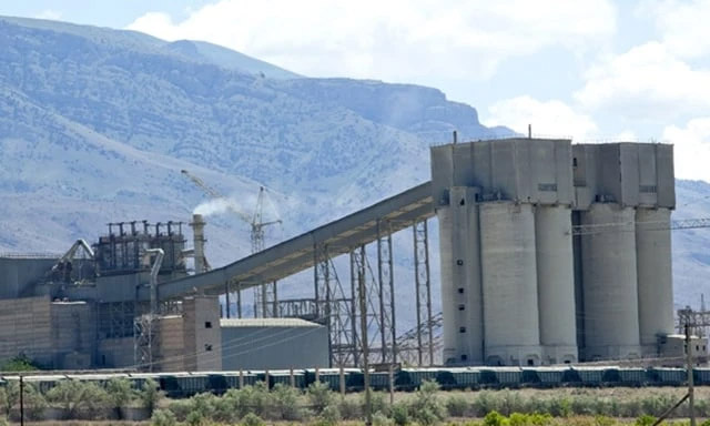 «Արարատցեմենտ»-ի աշխատակիցները բողոքի ակցիա են իրականացնում գործարանի տարածքում