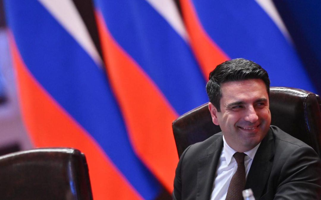 Ալեն Սիմոնյանը հեռանալուց առաջ ևս մեկ անգամ է պարգևավճար բաժանել